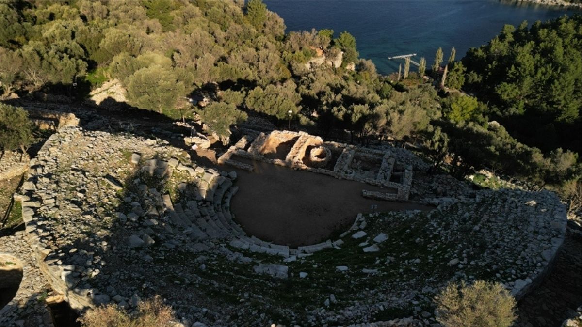 Silver necklace with lion and eight-pointed star discovered at ancient city of Amos in Türkiye