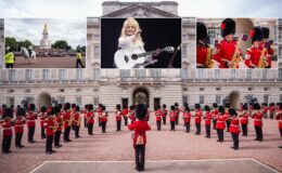 King's Guards play emotional tribute to Dolly Parton during Changing of the Guards