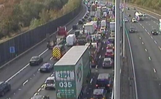 M25 traffic: Motorway shut after serious collision as police issue urgent Heathrow and Gatwick warning